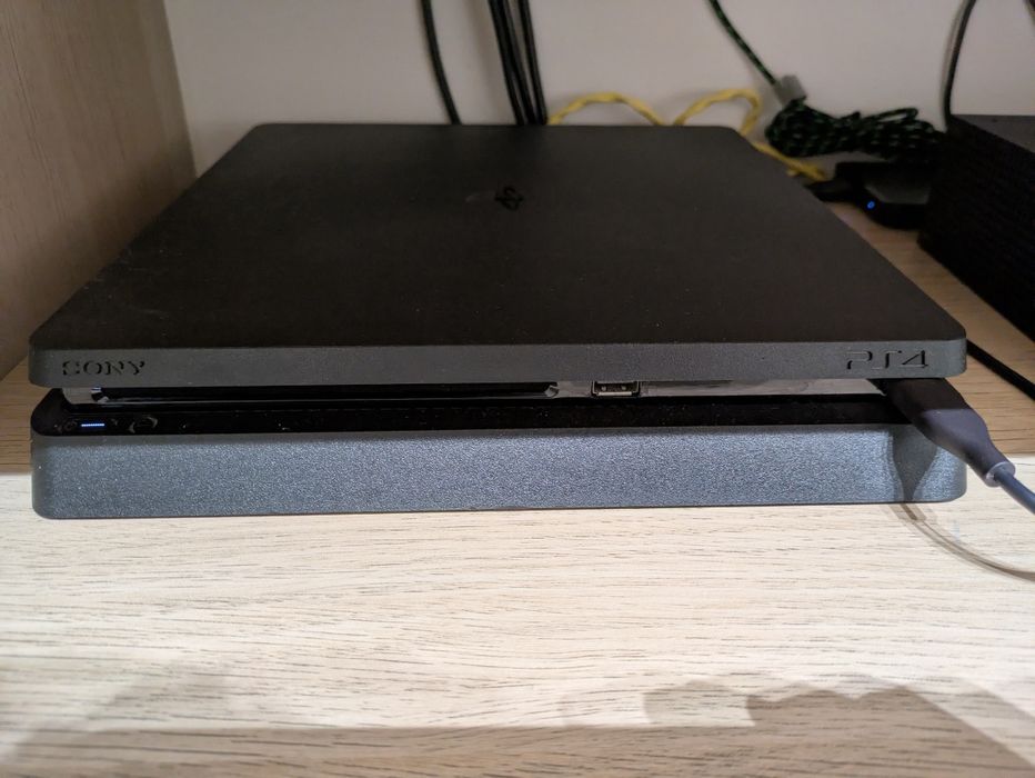# PlayStation 4 (PS4) Slim 1Tb c/ fw 11.00 desbloqueada #