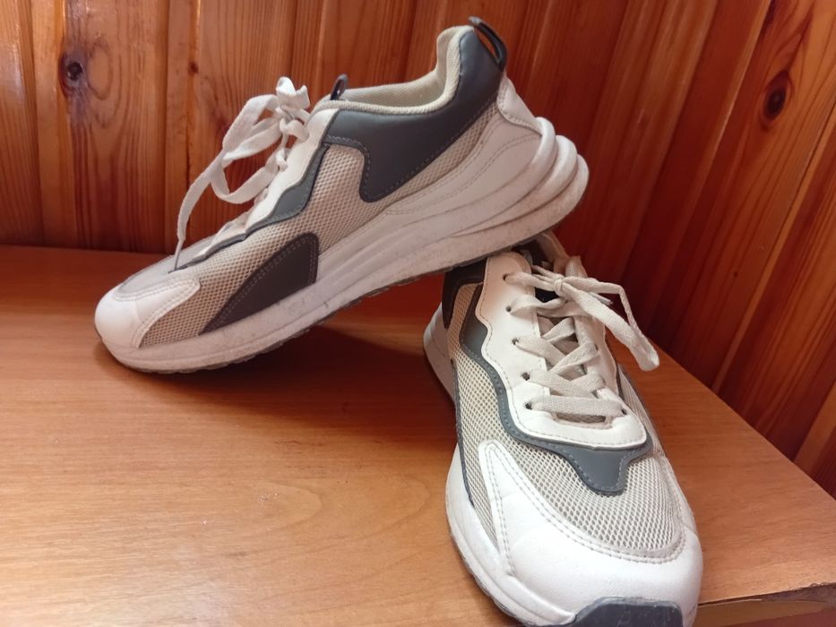 Кросівки весна літо в відмінному стані