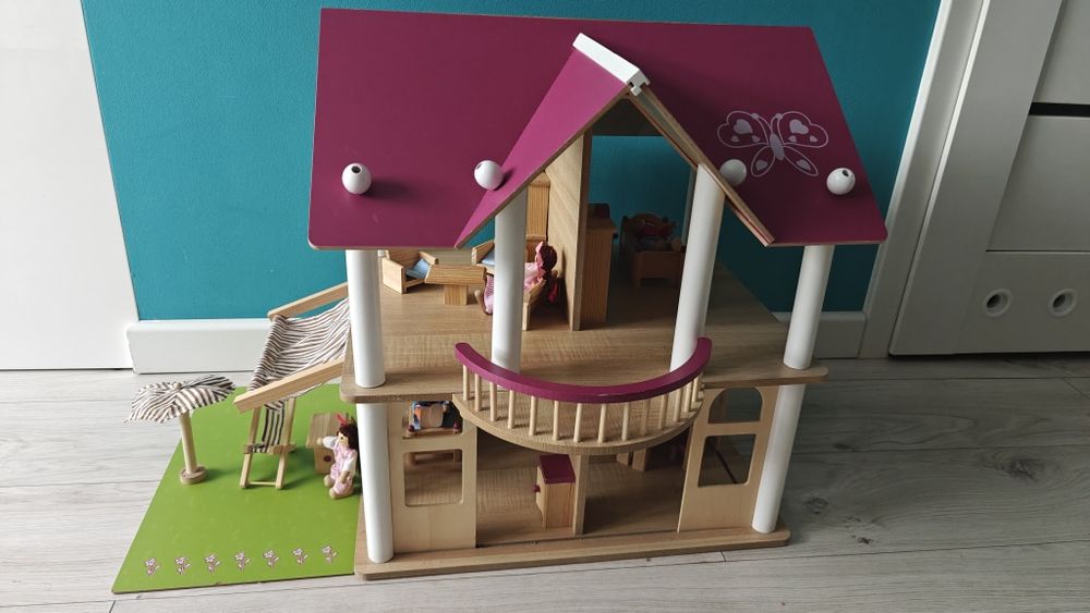 Duży drewniany domek dla lalek