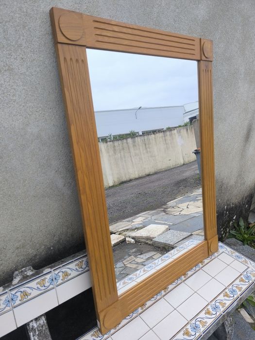 Espelho grande com moldura em madeira maciva