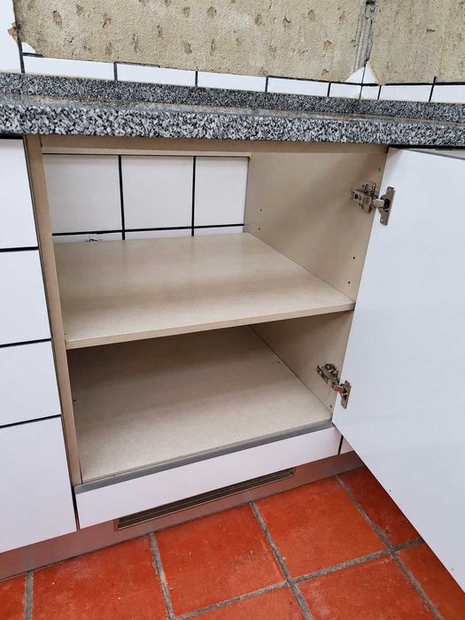 Cozinha branca 233 cm com bancada em granito, lava-loiça e torneira