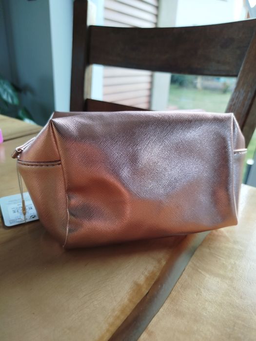 Kosmetyczka z literką C na przodzie.