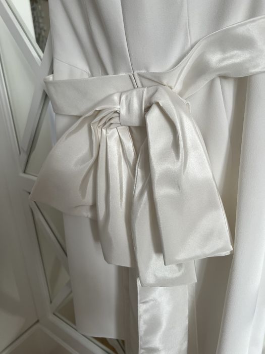 Elegancka suknia z kokardą w kolorze ecru