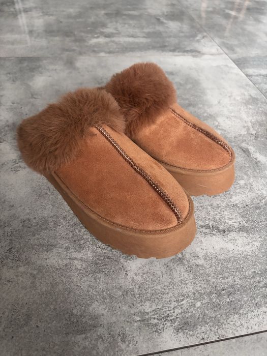 Klapki / buty zimowe mukluki ocieplane w kolorze carmelowym