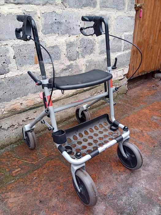 Ходунки для людей похилого віку та інвалідів.