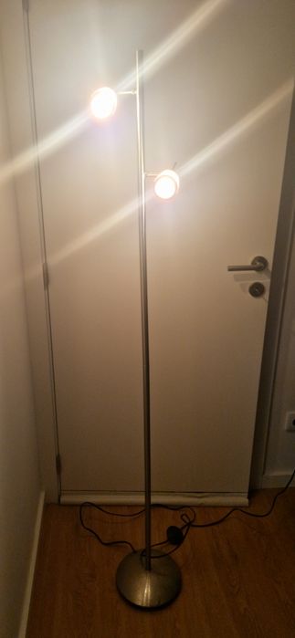 Candeeiro de pé,  com dois focos