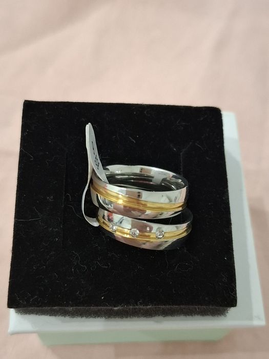 Conjunto de 2 Alianças 2 tons em Aço Novas
Tamanho 9
Versáteis/ casal
Uma delas tem 3 brilhantes
