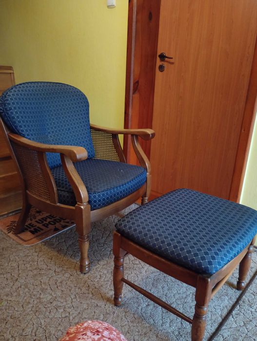 Stylowy fotel z podnóżkiem