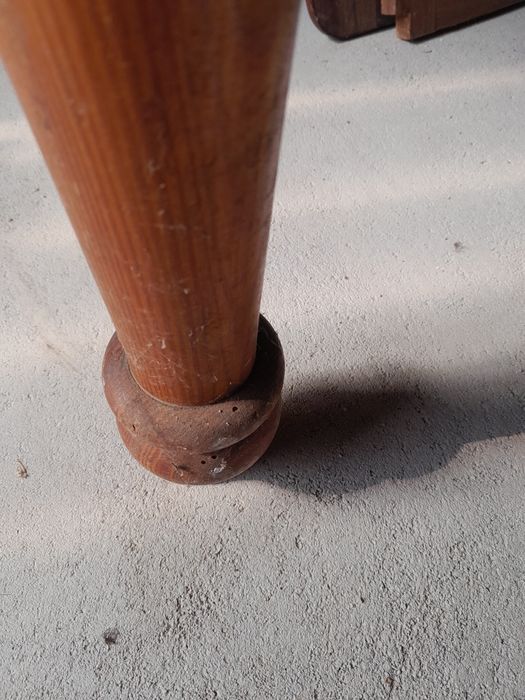 Mesa em pinho maciço.