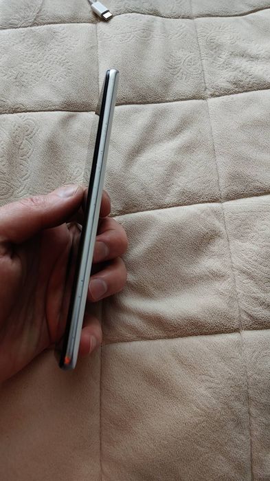 Продам смартфон Poco F3