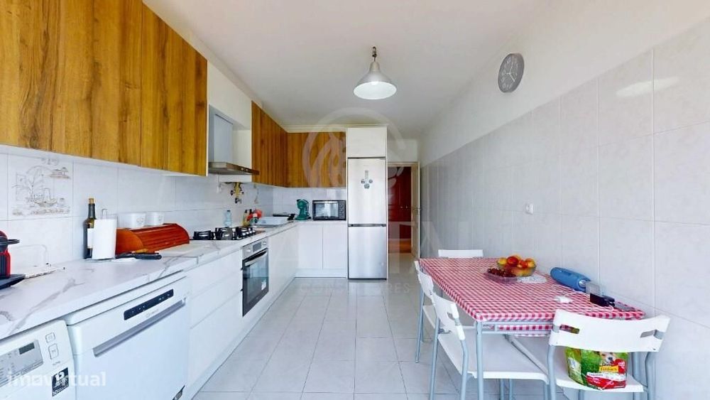 Apartamento T2 totalmente remodelado, com garagem e arrecadação, em Ca