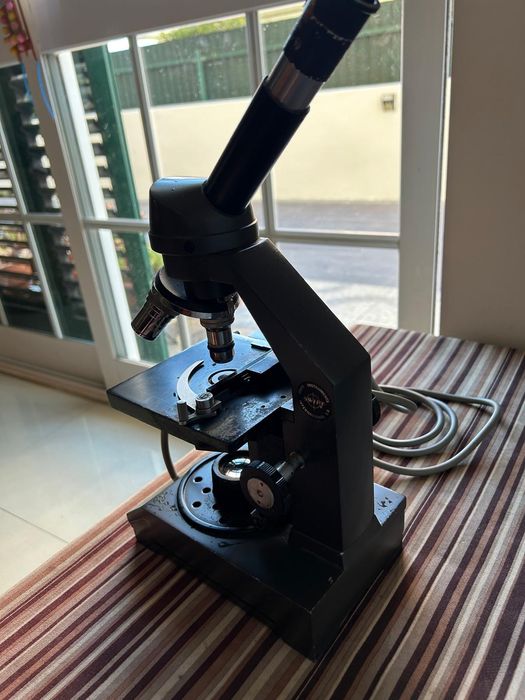 Microscópio antigo