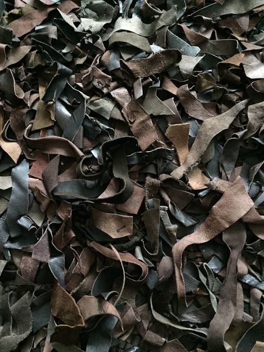 Carpete sala em couro cor chocolate.