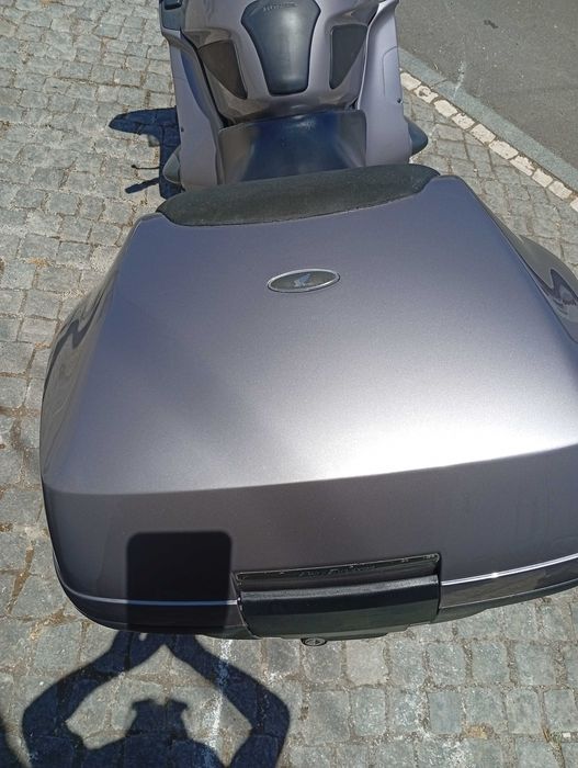 Moto estradista em bom estado