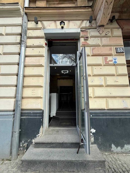 Продаж фасадного приміщення в центрі Львова