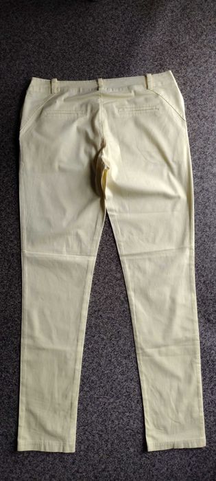 17. Żółte elastyczne spodnie damskie