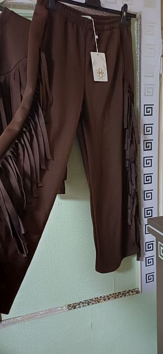 Piękny czekoladowy dres z frędzlami