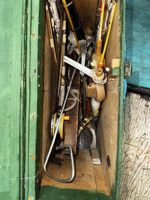 Ящик с рыбацкими снастями зимняя рыбалка