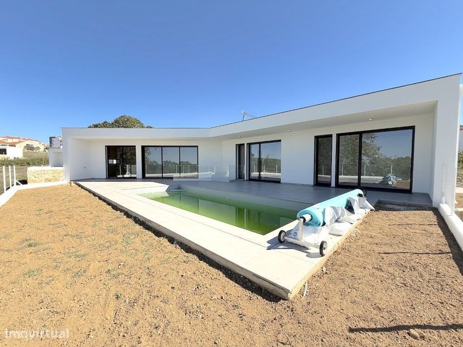 2+2 Bedroom Villa with Excellent View, Located in Caldas da Rainha