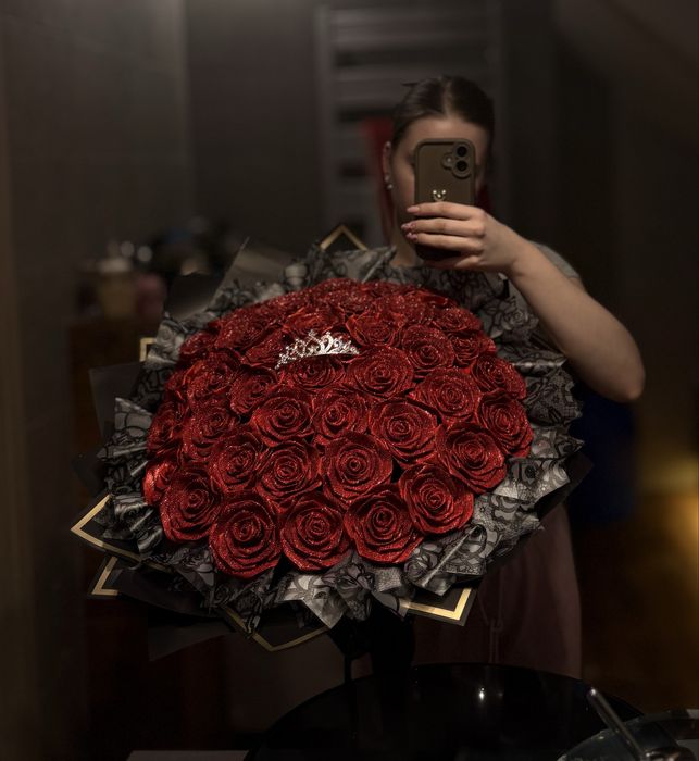 Wieczne róże wykonane ze wstążki satynowej