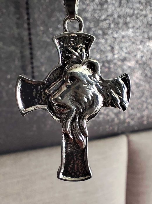 Naszyjnik krzyż lew