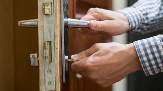 Ремонт замка (ТЕРМІНОВО) ,ремонт дверей, замінити   замок.