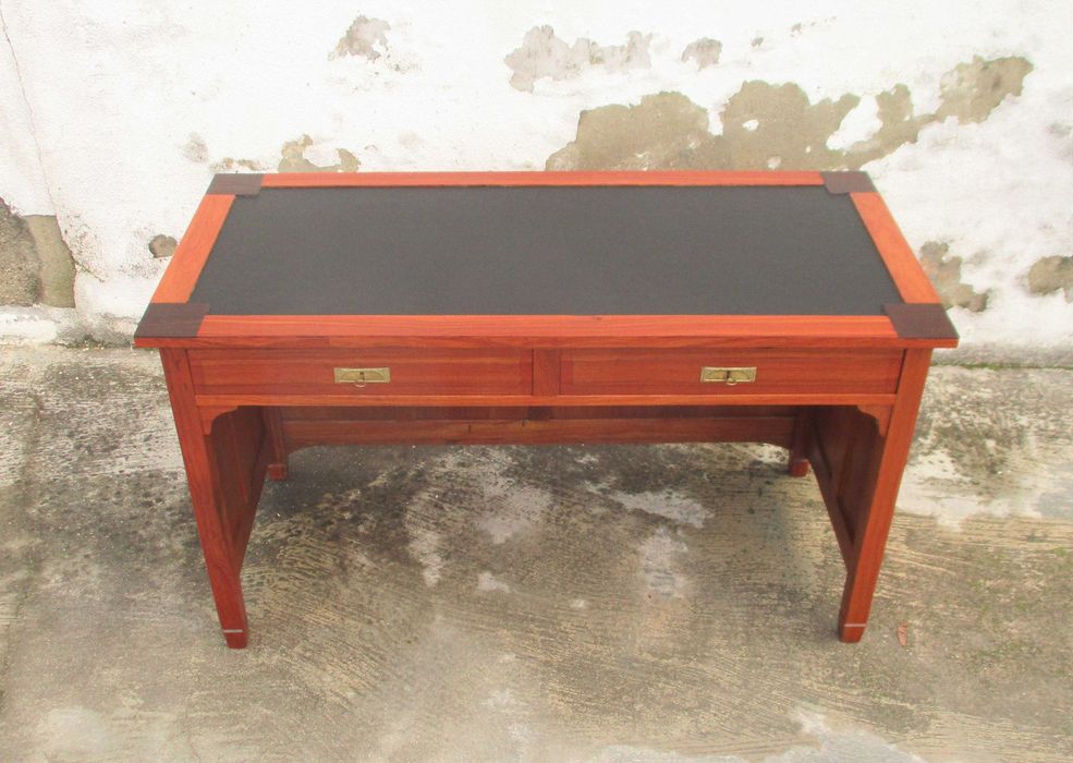 Antiga secretária em madeira de macacaúba