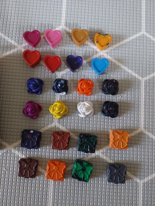 Zestaw 24 unikalnych kredek świecowych – Serca, Róże i Prezenty