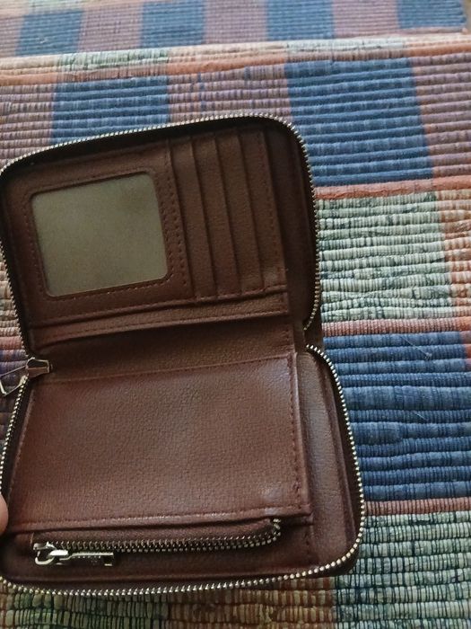 Carteira  nova foi usada  uma vez   e ta en vom  estado