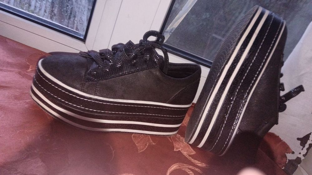 Продам высокие кроссовки