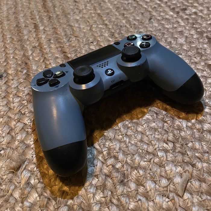 PlayStation 4 personalizada 865GB + 1 comando original + jogos