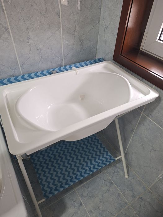 Banheira para bebé com suporte e trocador – Bom estado