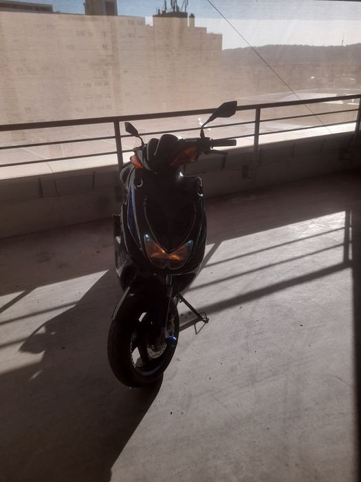 Yamaha aerox 50 carregada de material