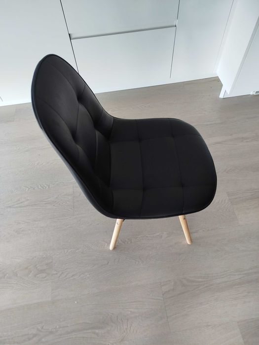 Mesa e quatro cadeiras como novas - 160 euros