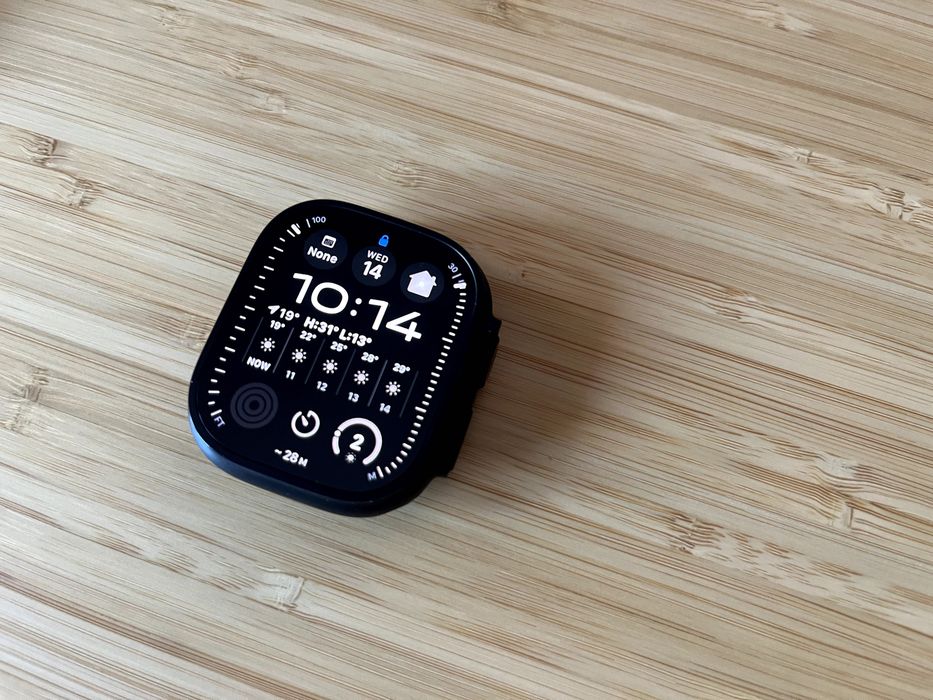 Apple Watch Ultra 3 GPS + Cellular, Caixa em titânio preto de 49 mm com Loop Trail preto/carvão ‑ S/M