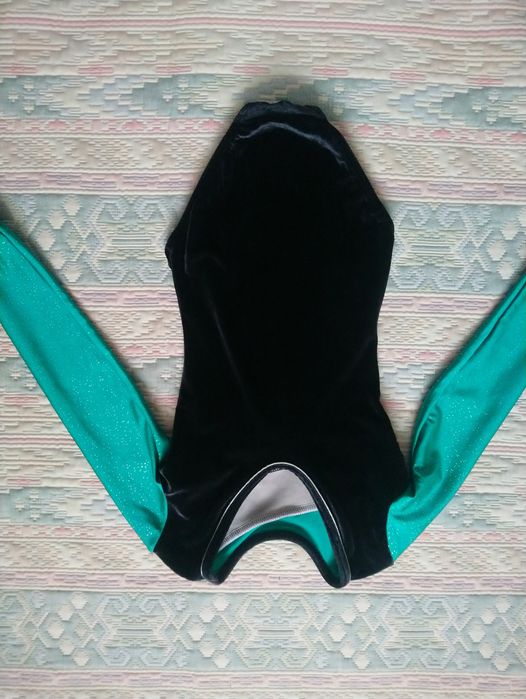 Спортивний купальник довгий рукав на 6-8 років