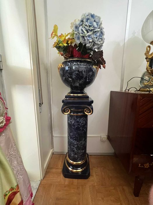 Conjunto Vaso Ornamental e Coluna em Cerâmica – Estilo Greco-Romano Luxo
