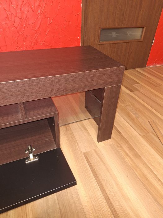 Półka pod telewizor