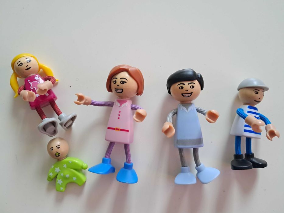 Drewniany domek dla lalek Playtive z wyposażeniem