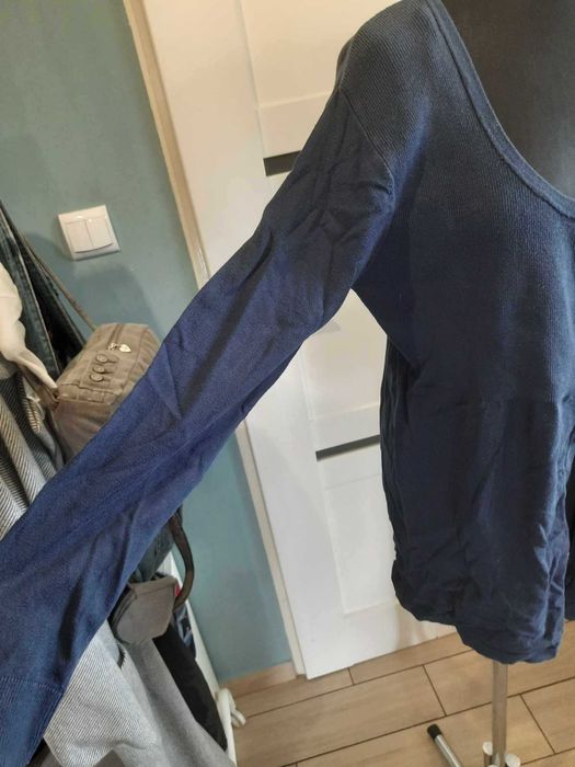 Granatowy sweter