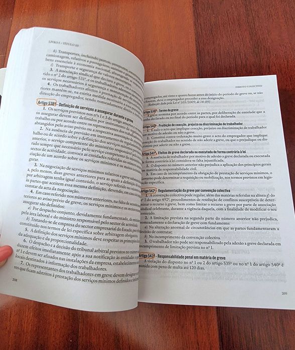 Livro "Código do Trabalho - Coleção Códigos Universitários"