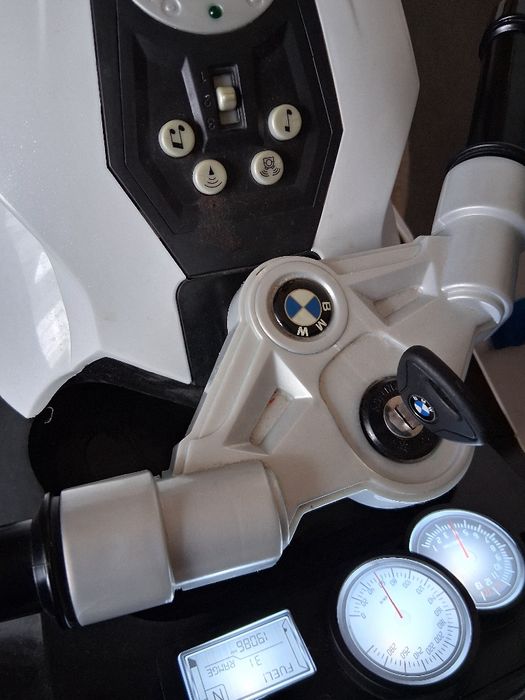 Мотоцикл BMW на акумуляторі,зарядне є