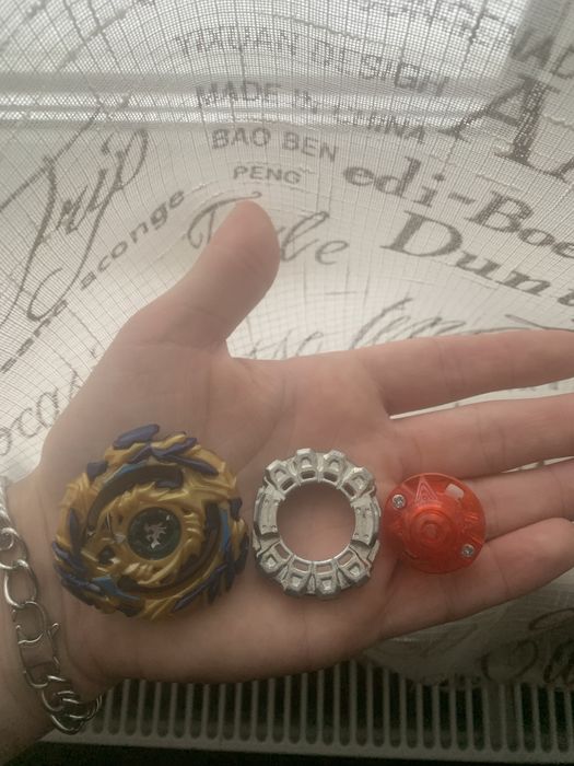 Продаю Бейблейд Фафнір ф2