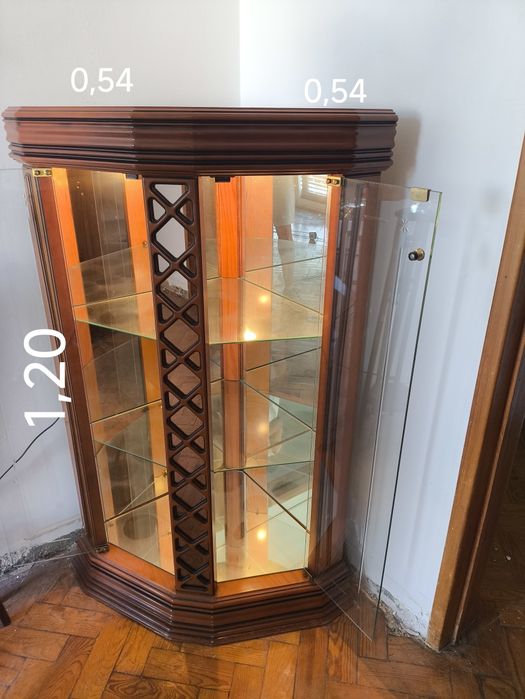 Vitrine de Canto em Madeira com iluminação