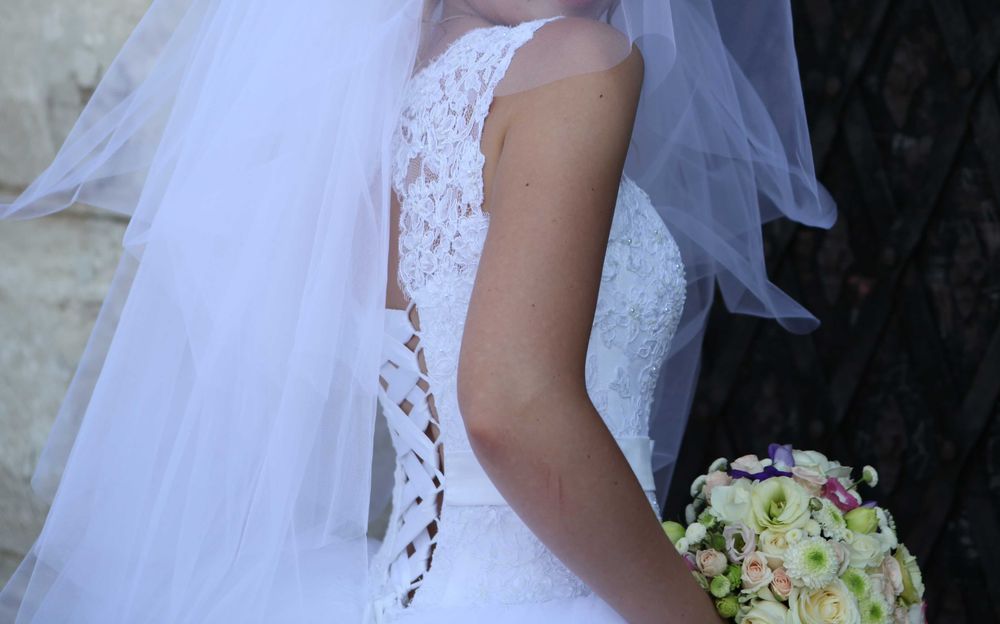 Розкішна весільна сукня