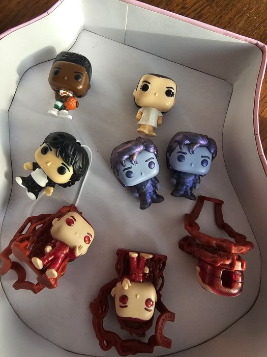 Wymienie kinder joy stranger things