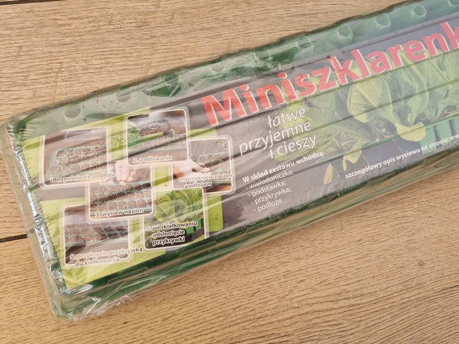 Miniszklarnia na parapet z podłożem