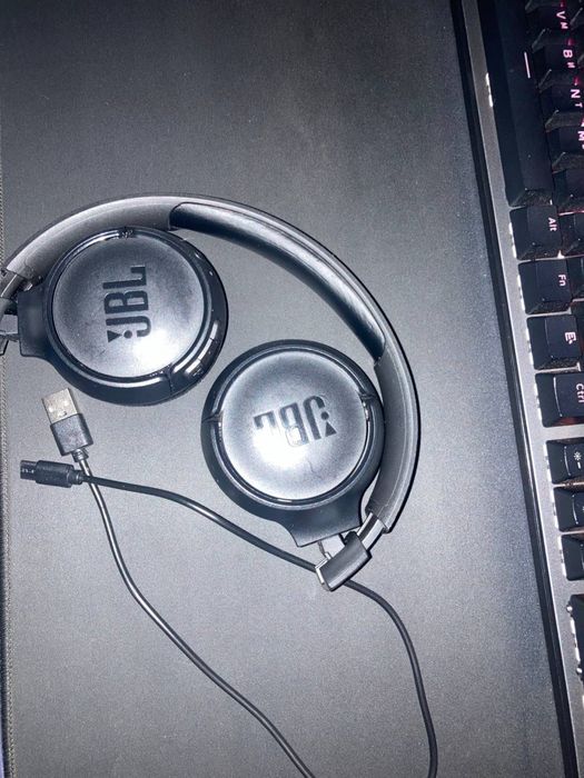 JBL Tune 510BT — беспроводные наушники, отличное состояние