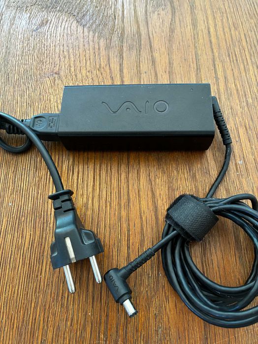 Zasilacz sieciowy Sony, model VGP-AC19V32, napięcie 19.5V i prąd 4.7A