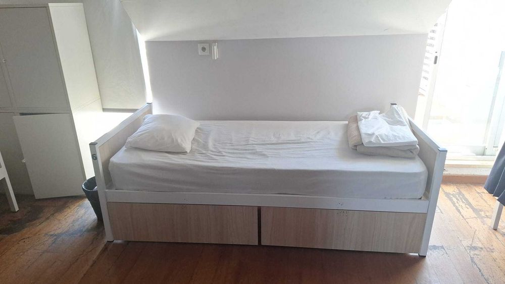 Cama individual com gavetões